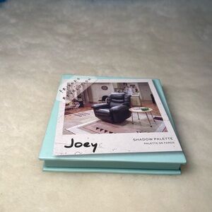 Friends x Revolution Eye Shadow Palette